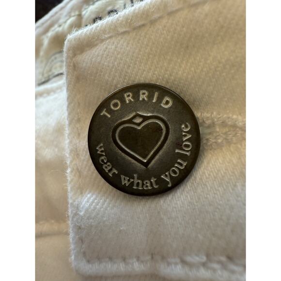 NWT Torrid Distressed White Denim Shorts W/ Crochet Lace Inset Sides Size 18 NEW - Picture 7 of 16